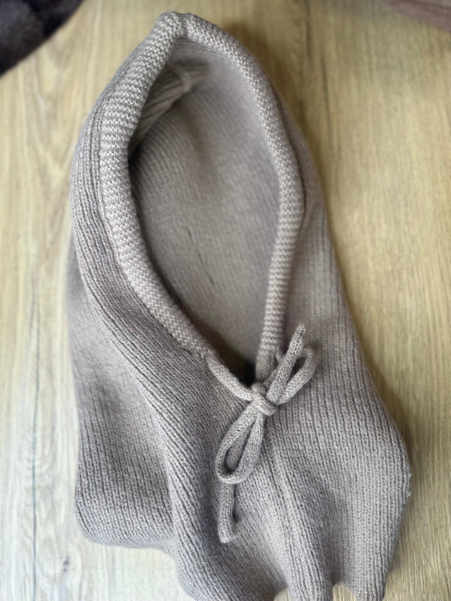 Cagoule en maille à noeud