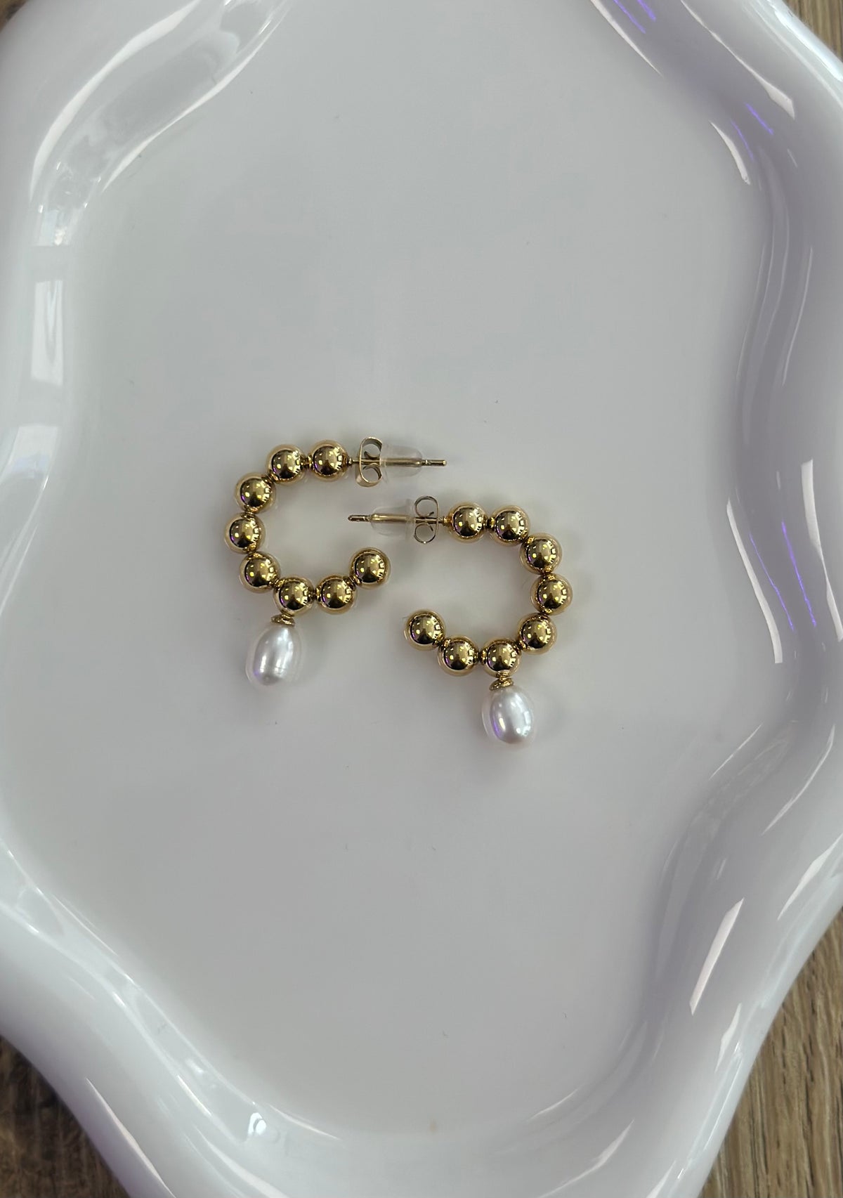 Boucles d’oreilles dorées clous et perle pendante