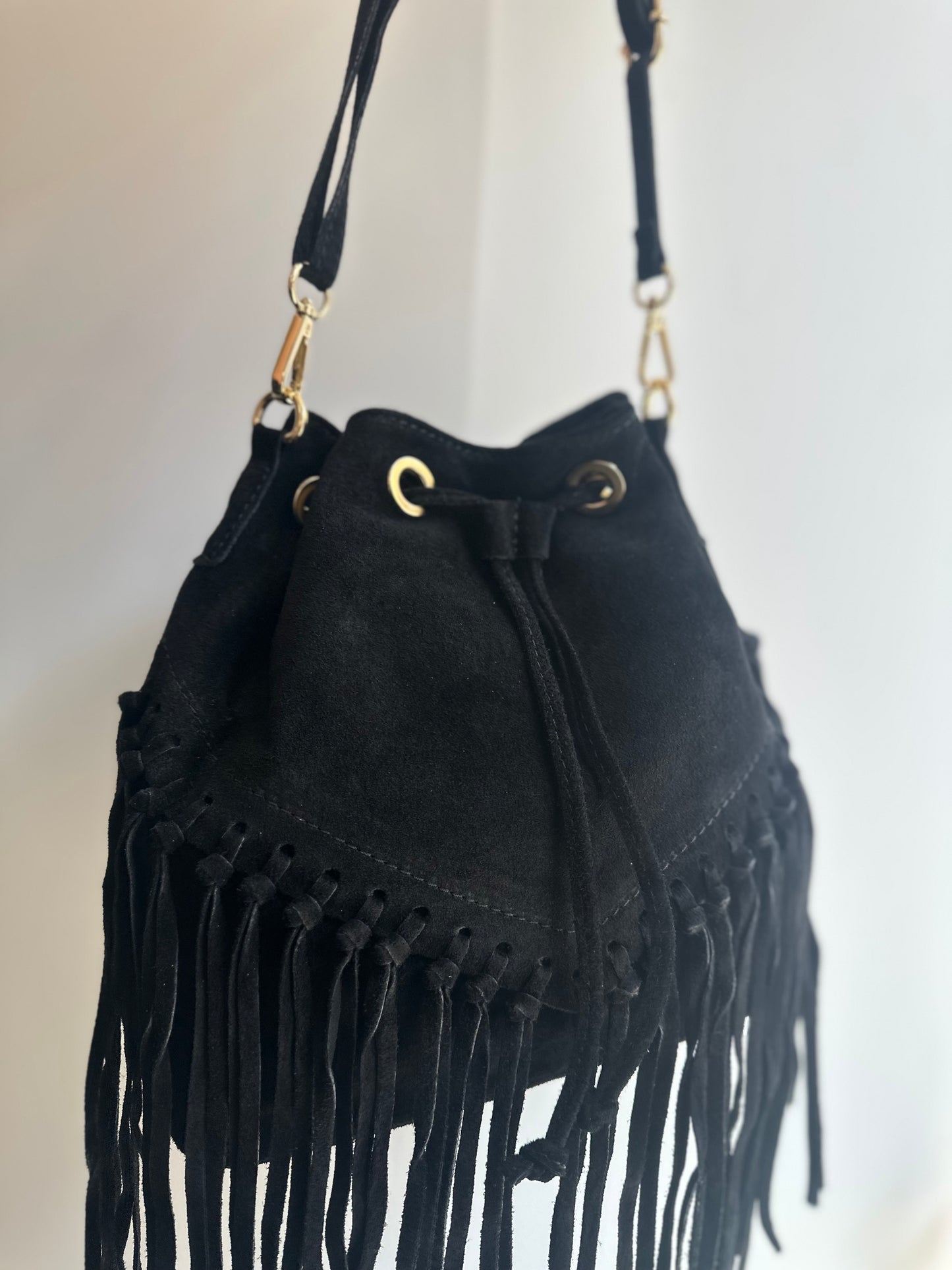 Sac boule à franges suédine noir - LARA