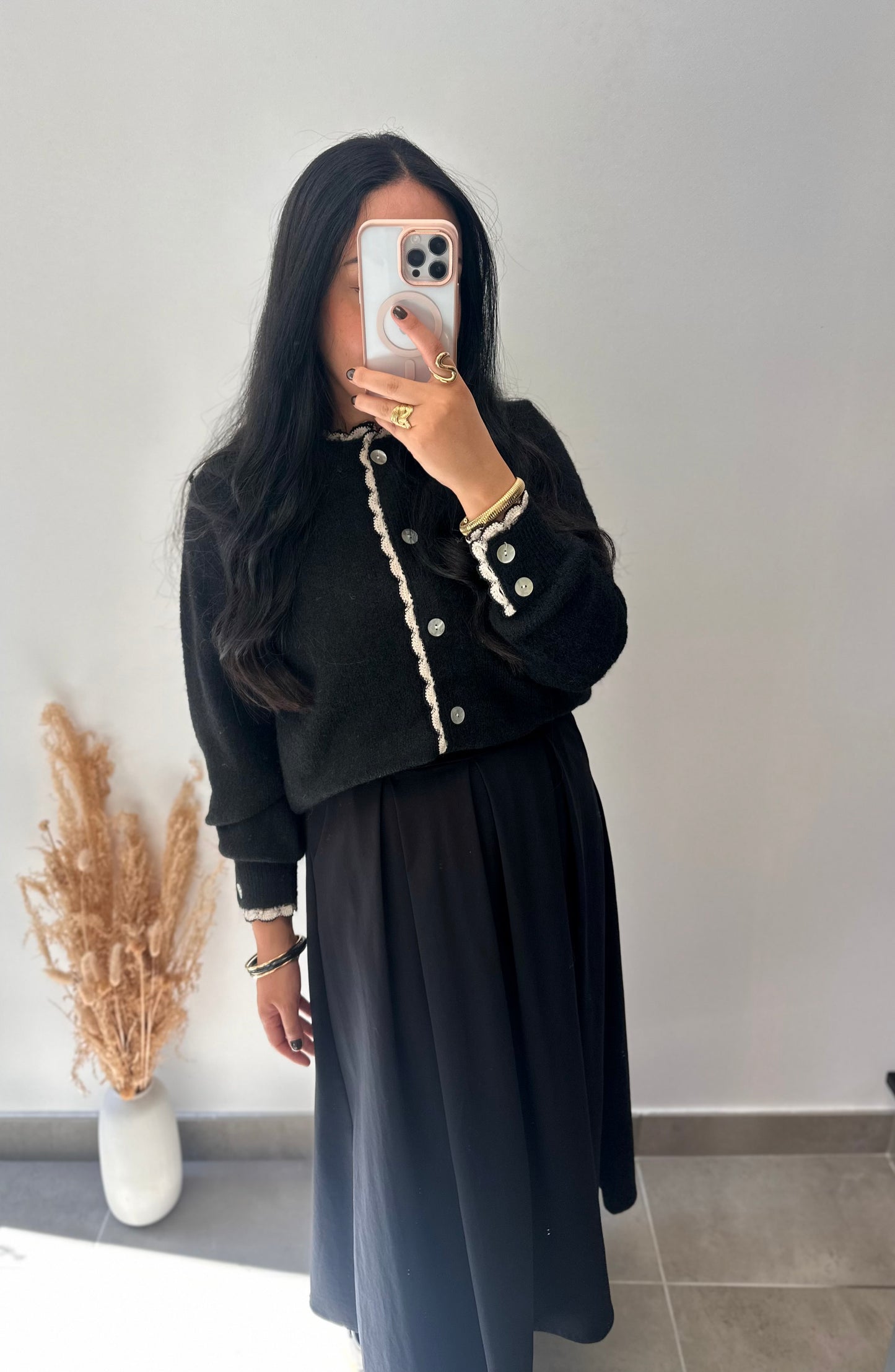 Gilet noir à encolures brodées - CARLA