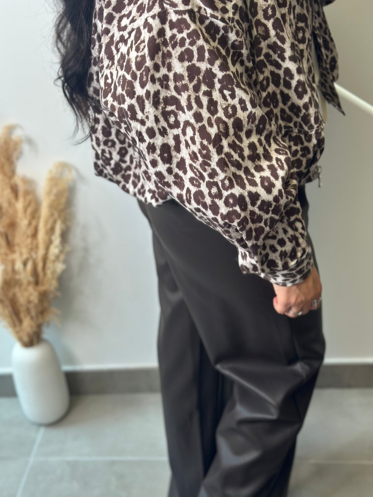 Veste courte oversize à imprimé léopard marron et beige