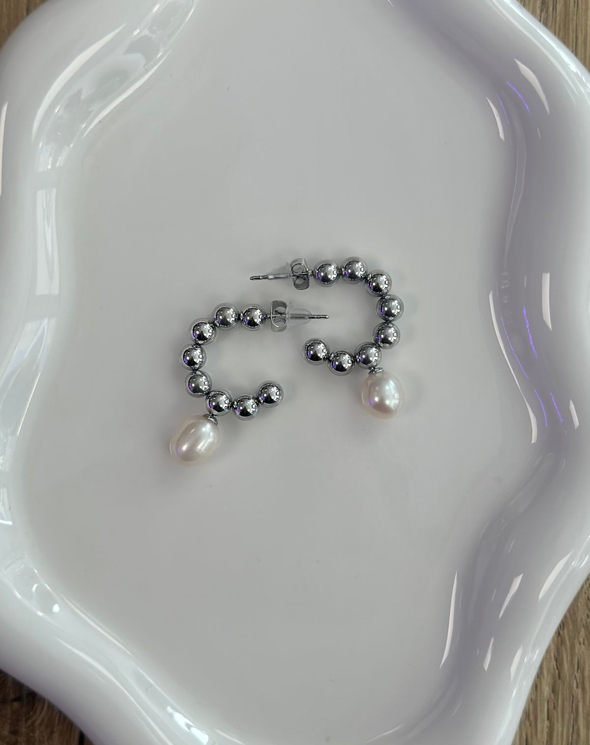 Boucles d’oreilles argentées clous et perle pendante