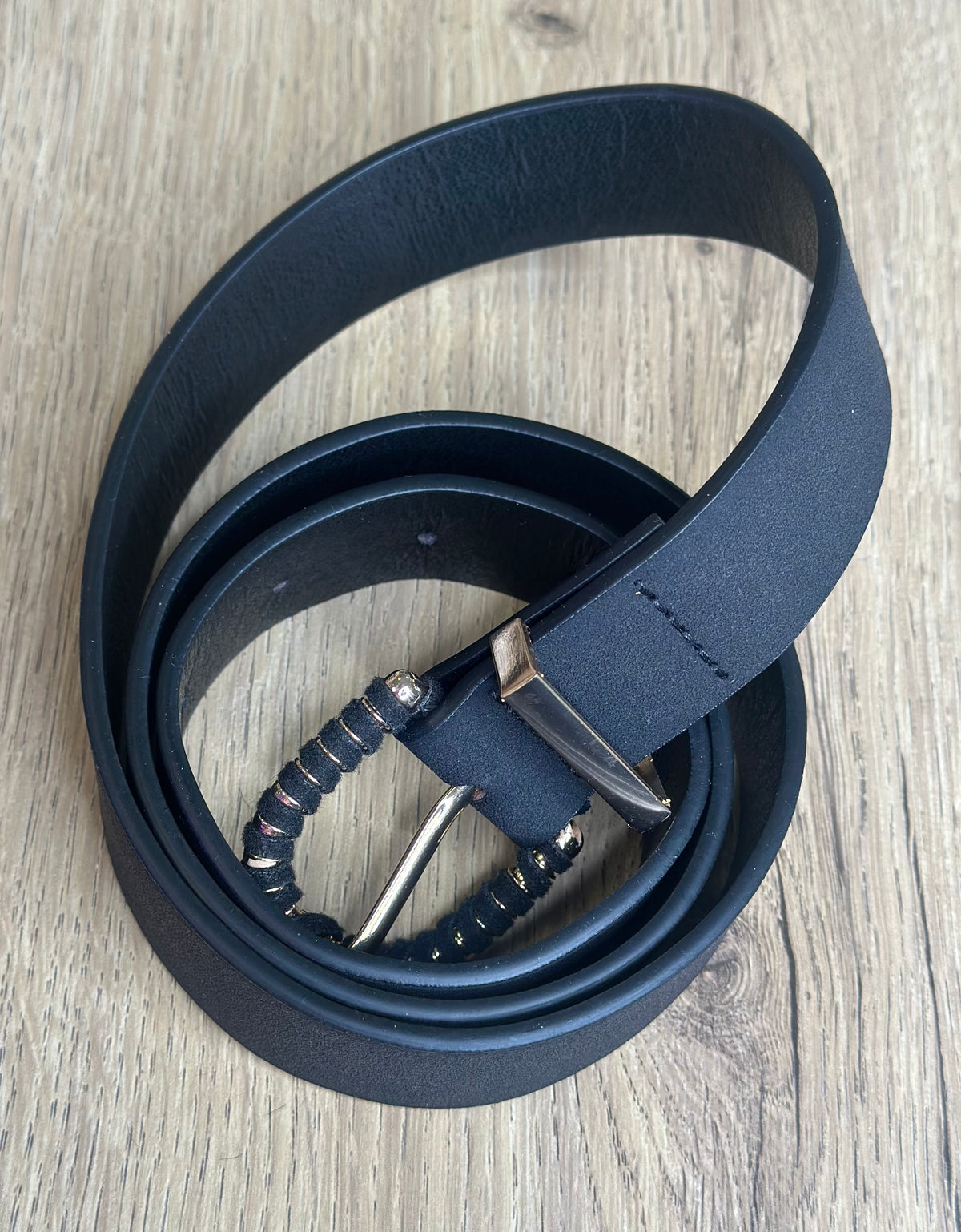 Ceinture noire classique à boucle dorée