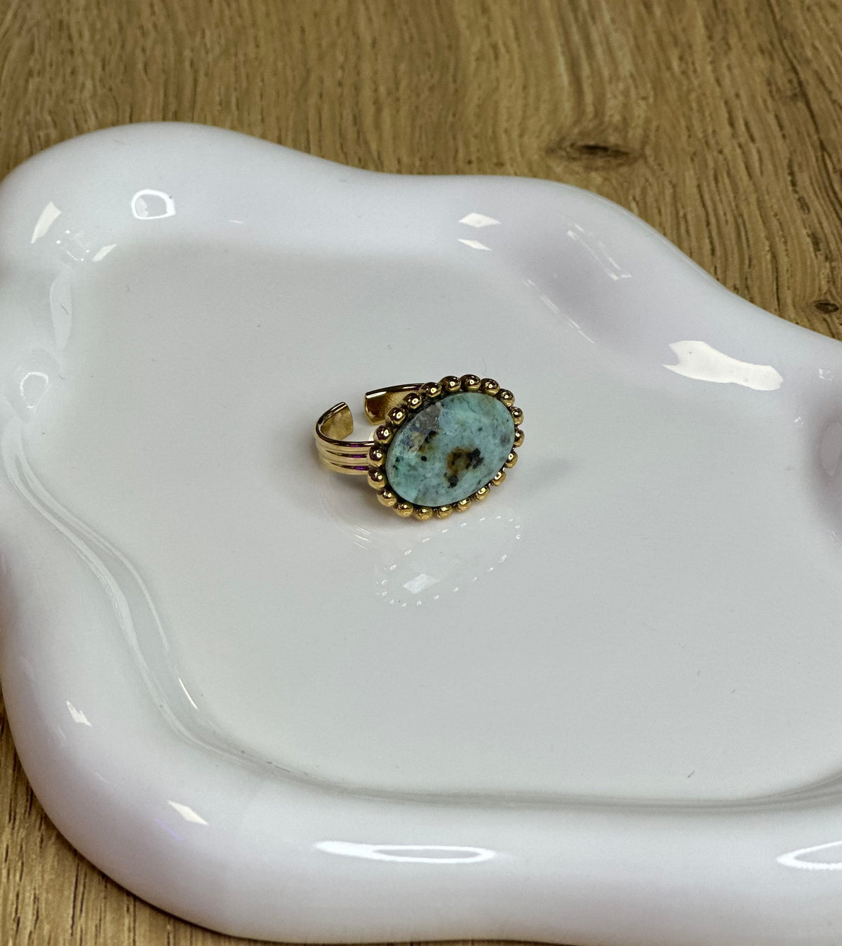 Bague dorée pierre ambrée ornée de clous dorés