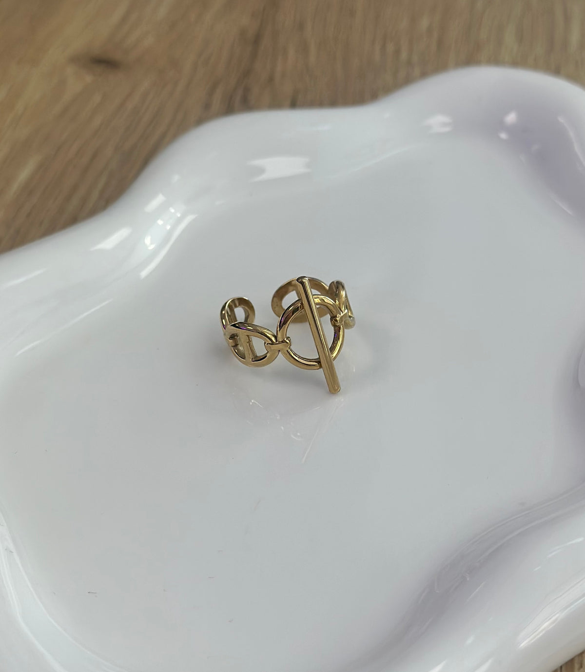 Bague dorée style fermoir T