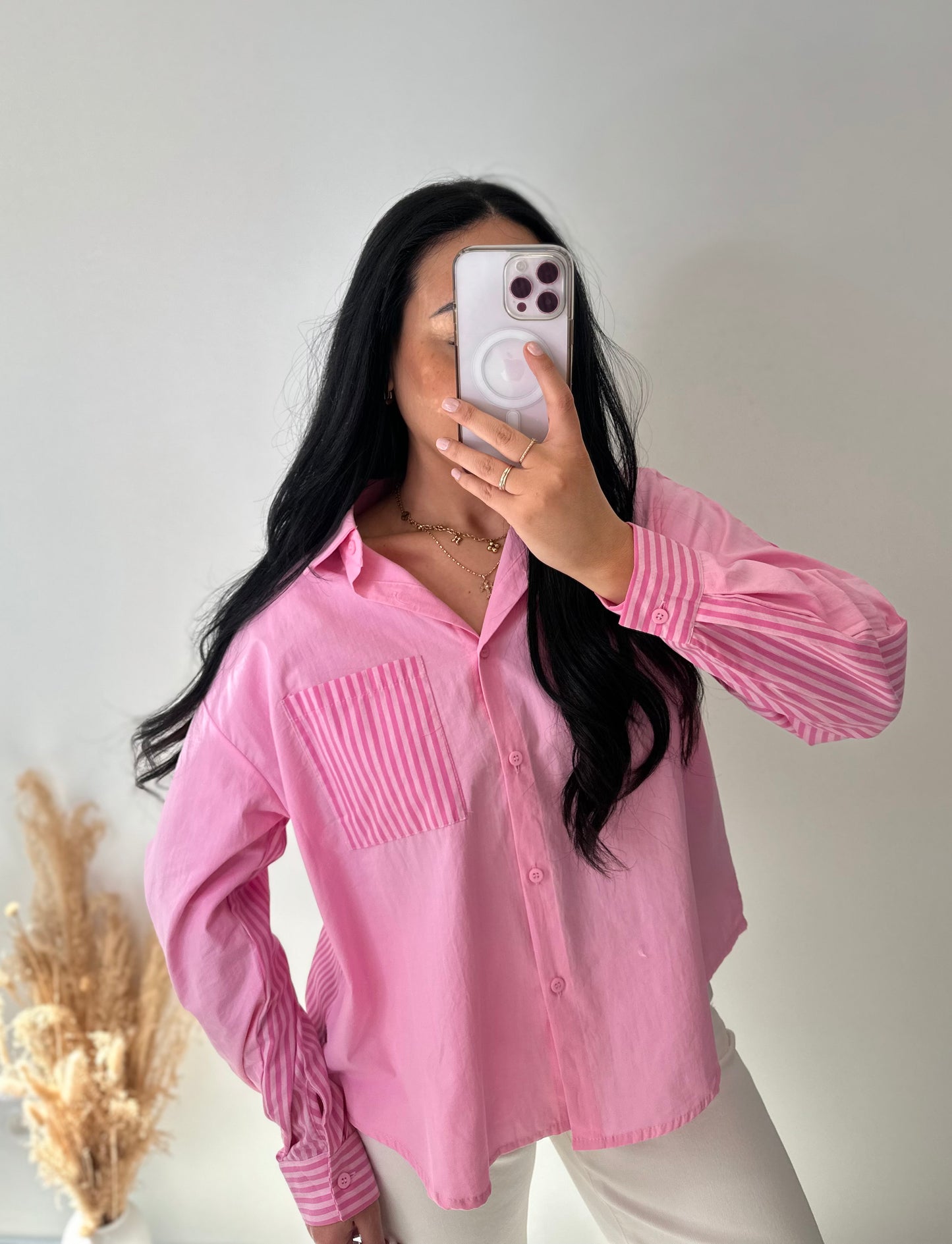 Chemise rose à rayures dans le dos