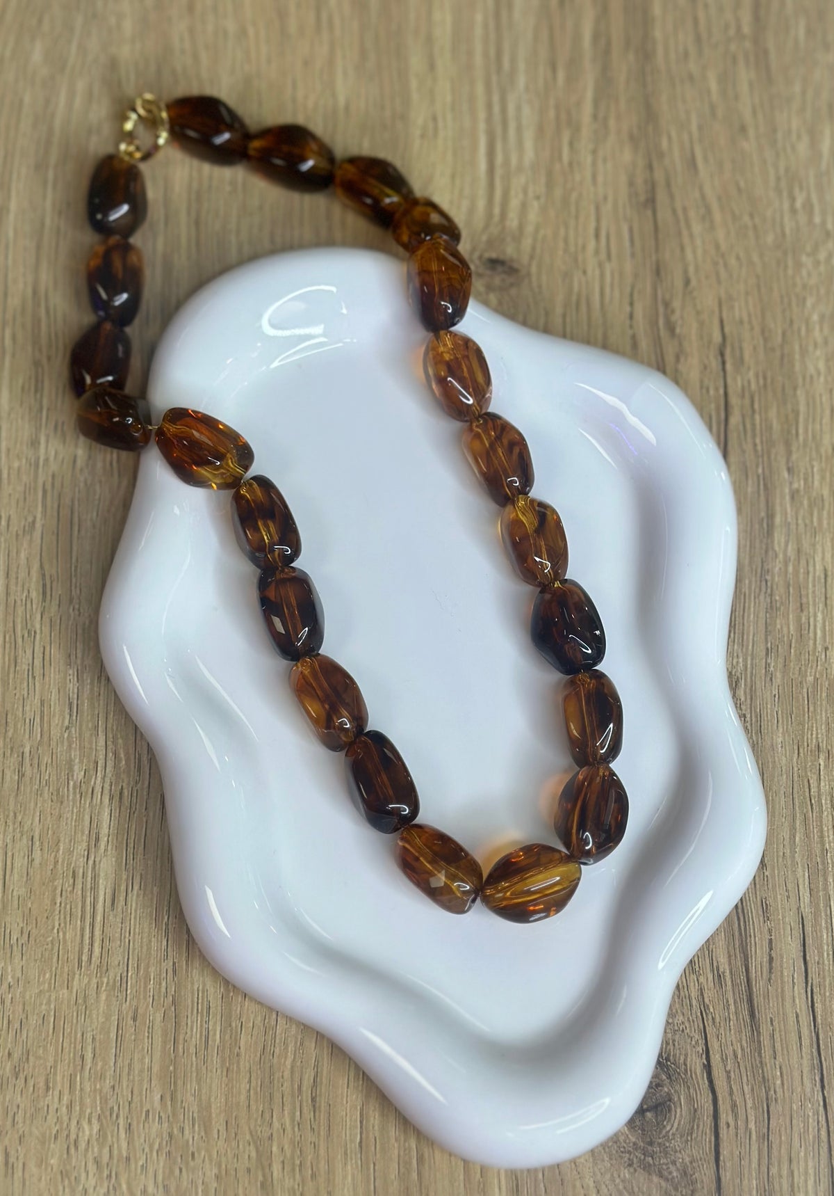 Collier en perles ambrées de forme libre