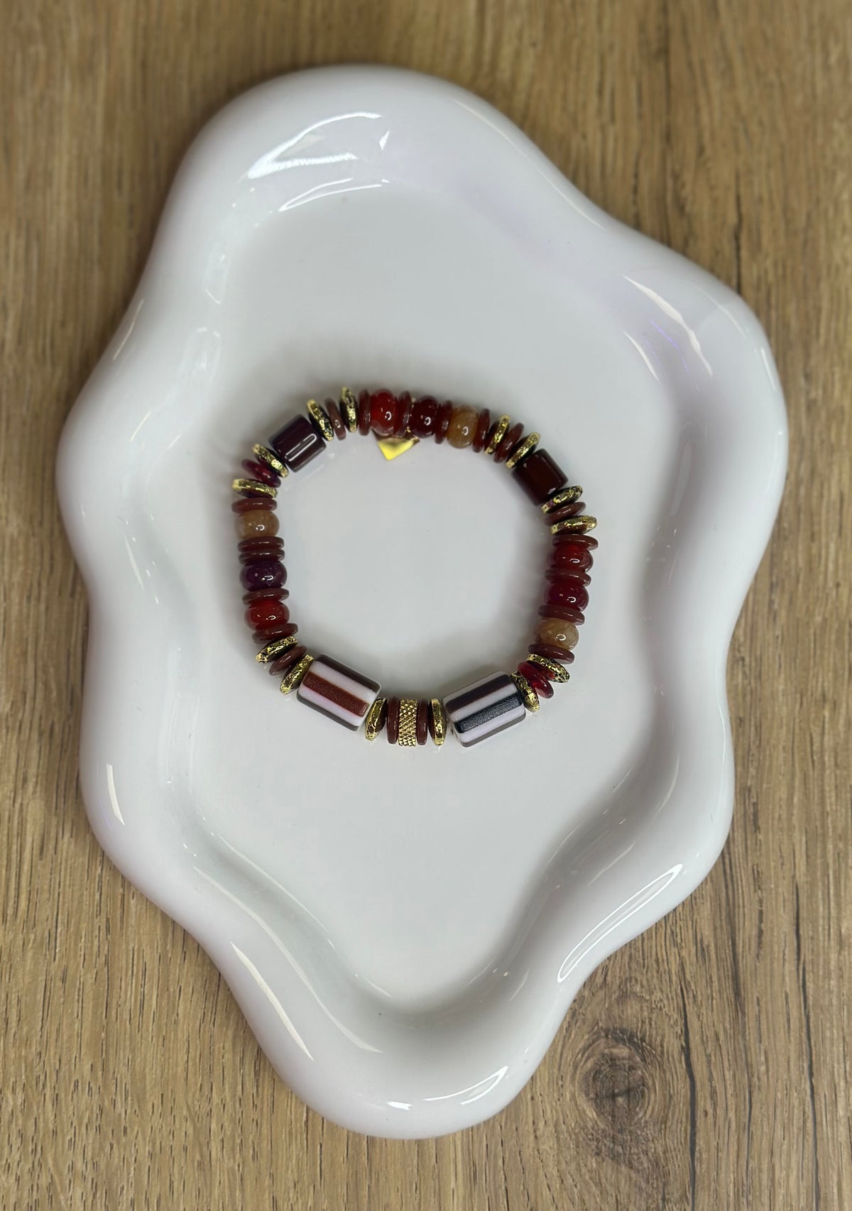 Bracelet perlé ethnique aux tons bordeaux