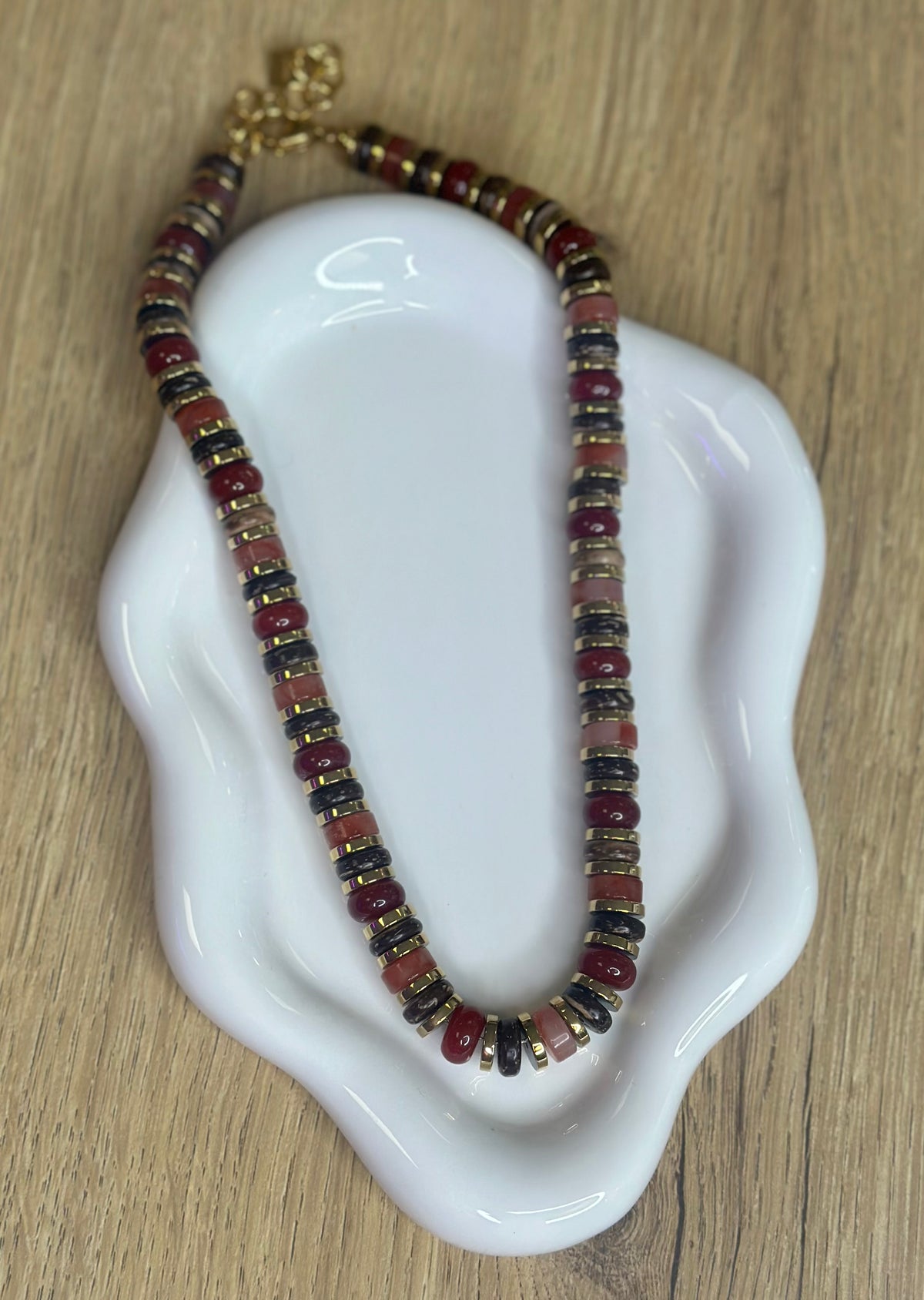 Collier perlé aux nuances terre et bordeaux