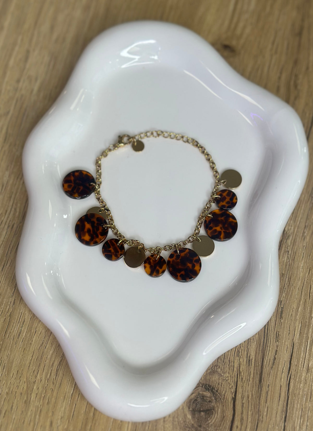 Bracelet breloques effet écaille et dorures
