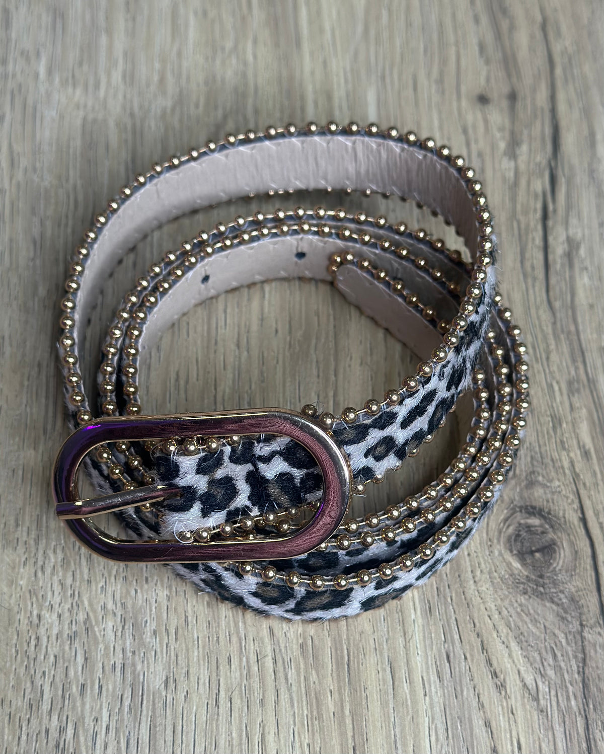 Ceinture imprimé léopard avec détails cloutés