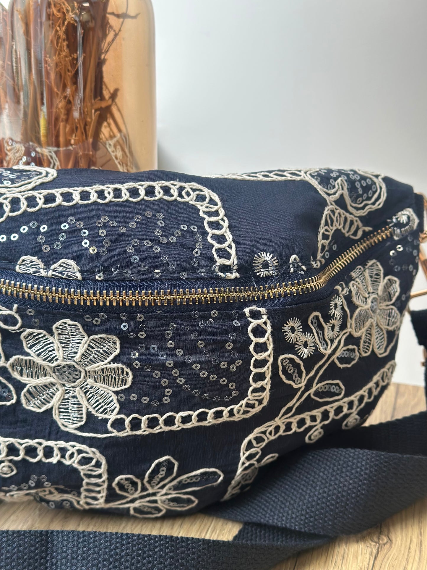 Banane brodée à motifs fleuris bleu