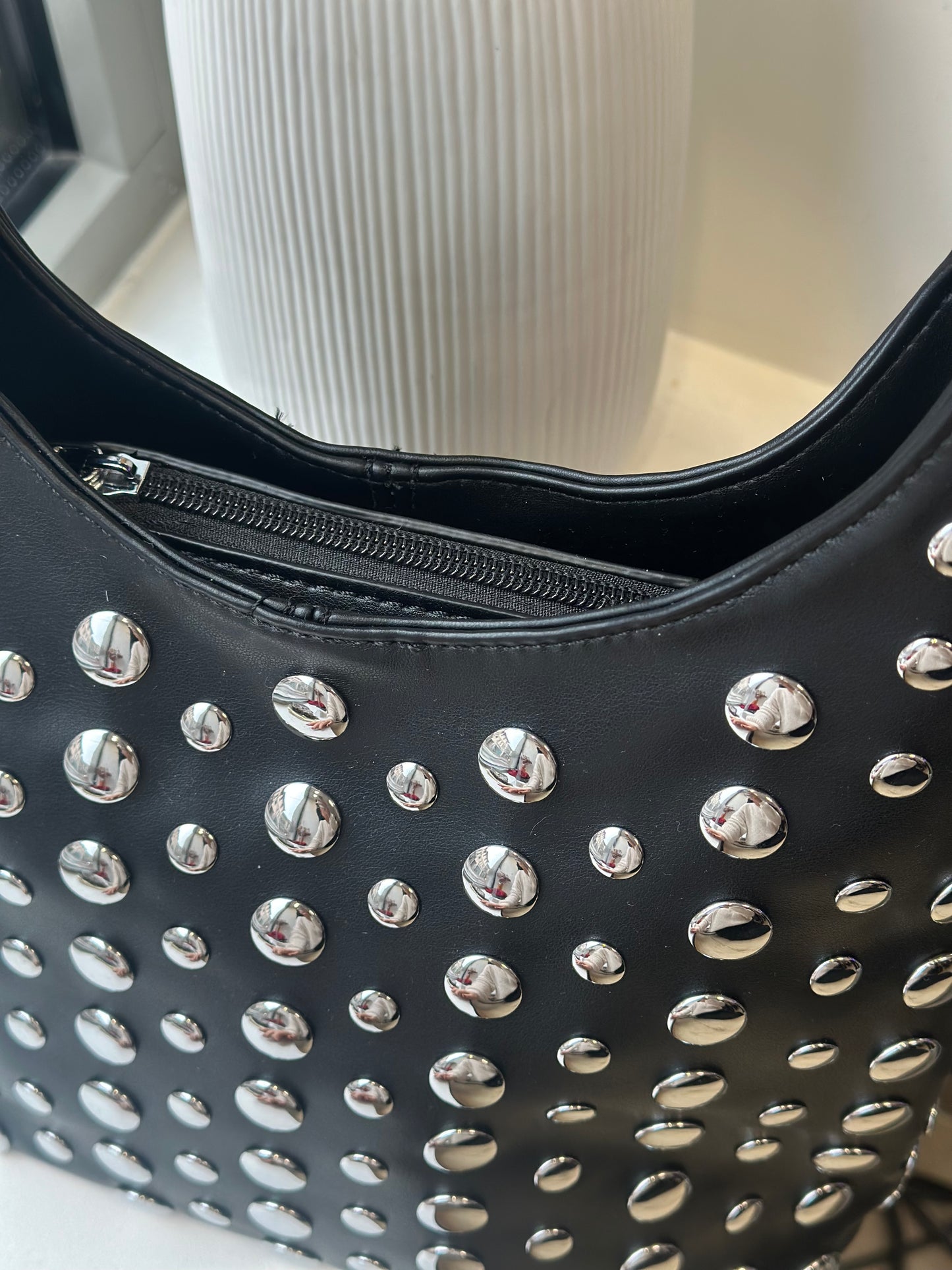 Sac noir à clous argentés