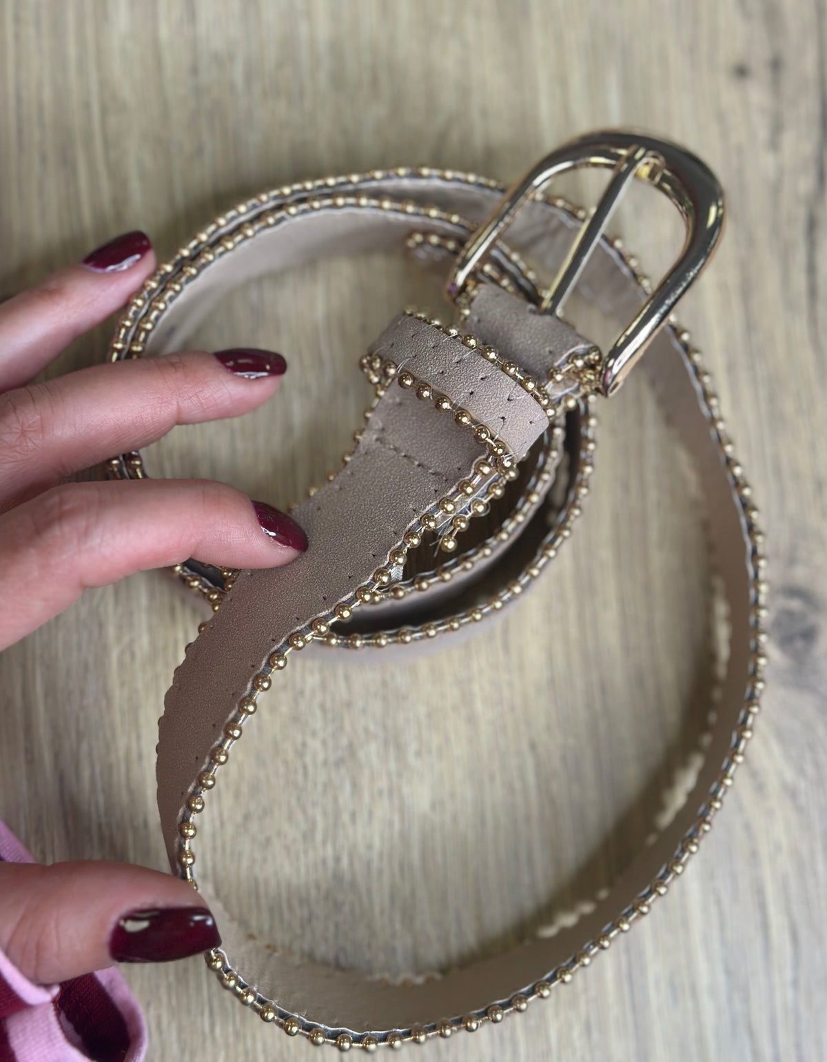 Ceinture taupe avec détails cloutés dorés