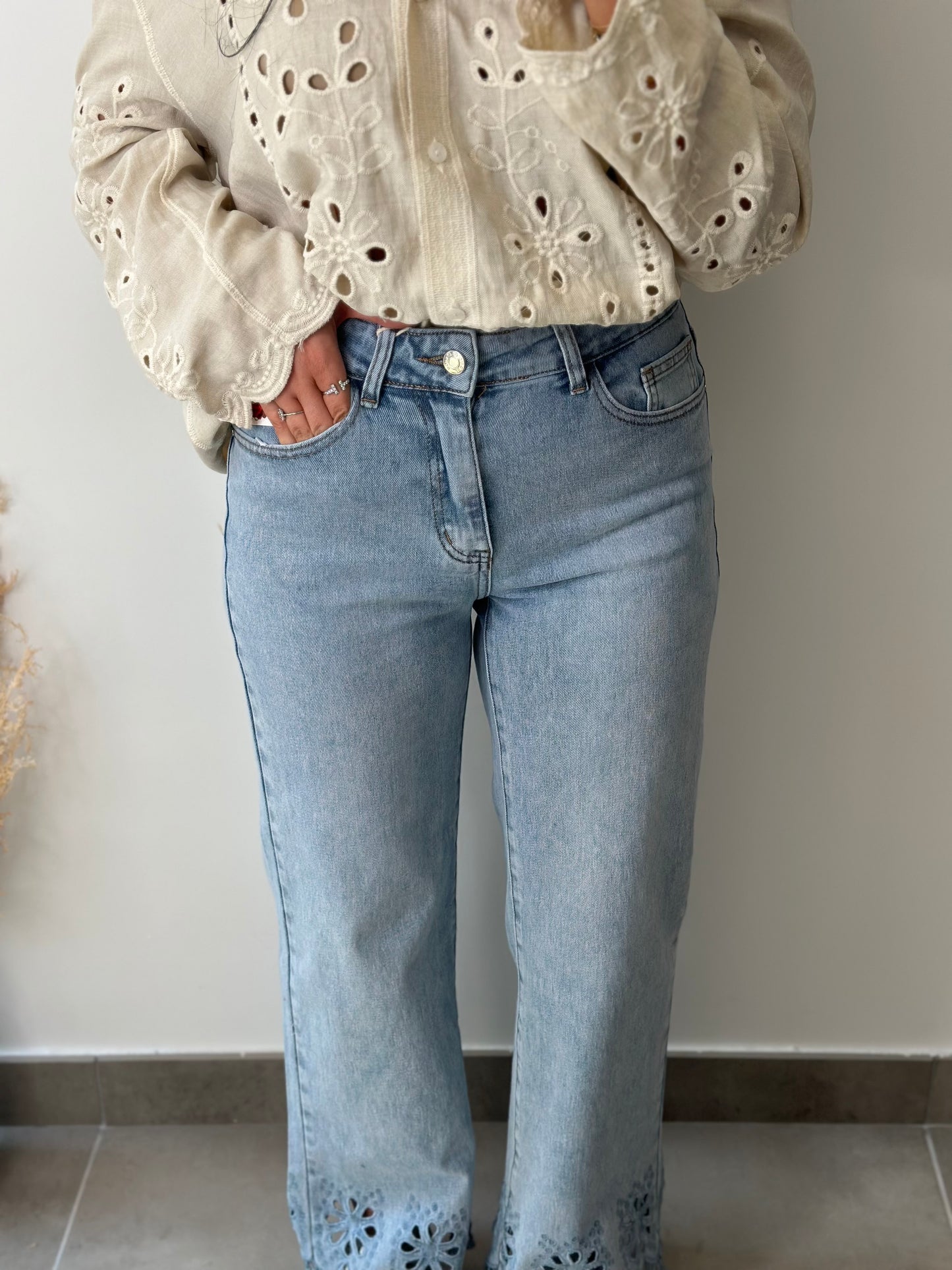 Chemise ajourée en lin et broderies