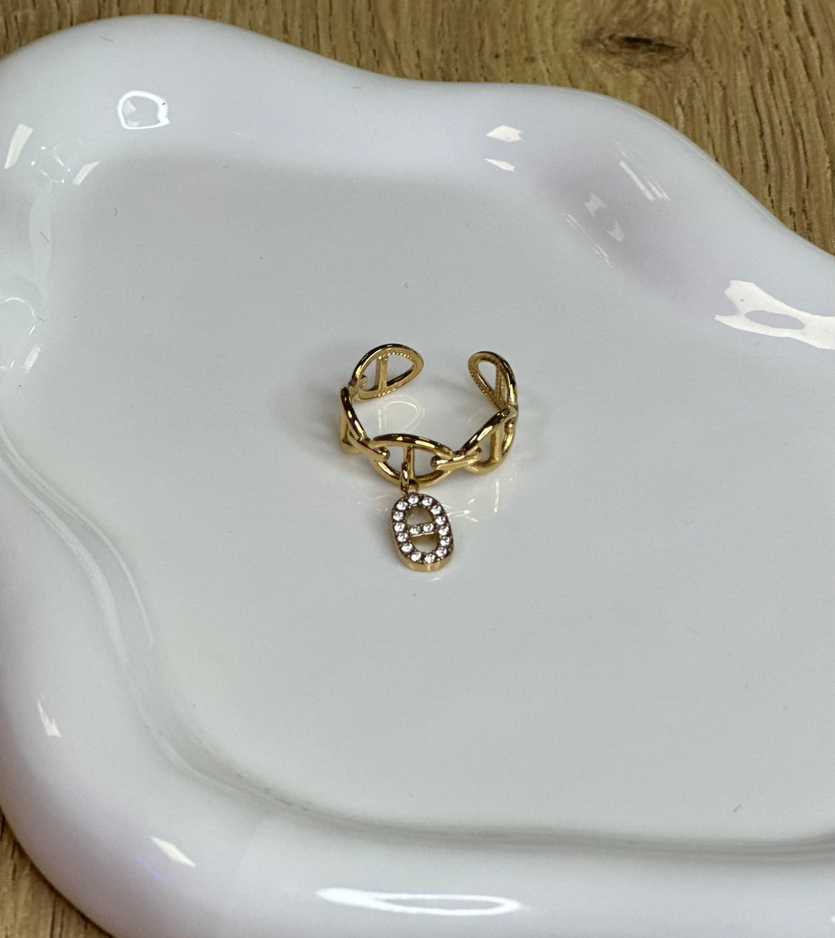 Bague dorée avec pendentif à strass