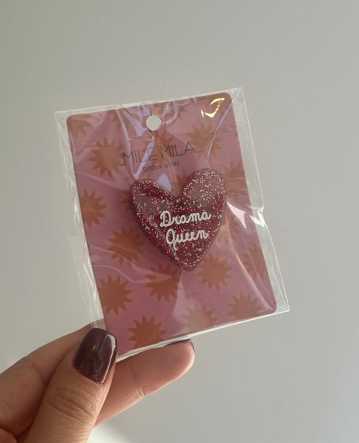 Broche fantaisie paillettes roses drama queen
