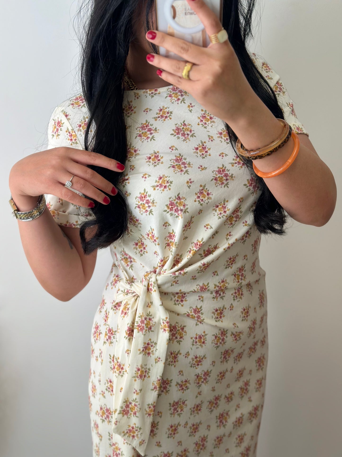 Robe motifs fleuris nouée sur le côté