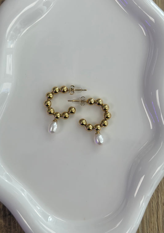 Boucles d’oreilles dorées clous et perle pendante