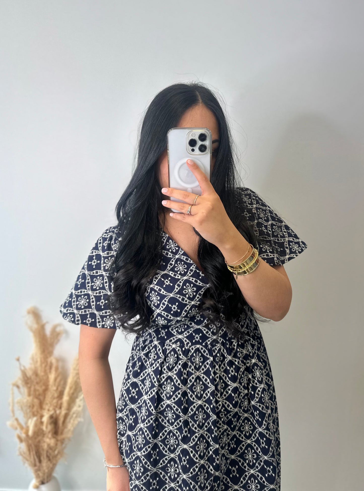 Robe marine marquée à la taille en broderie