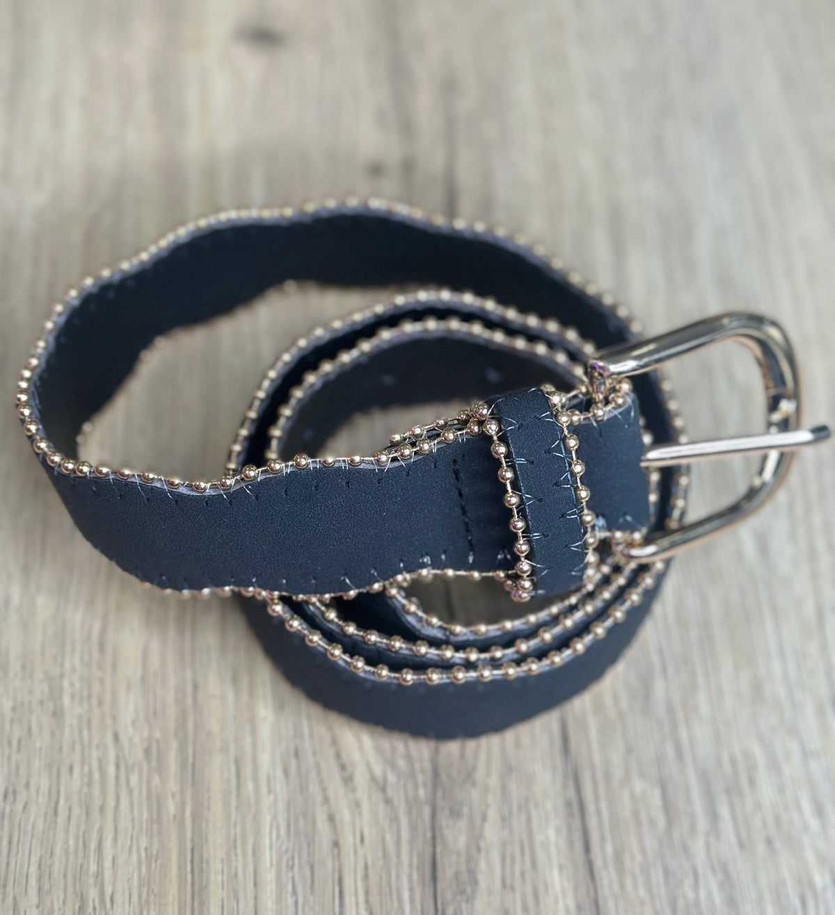 Ceinture noire à boucle dorée