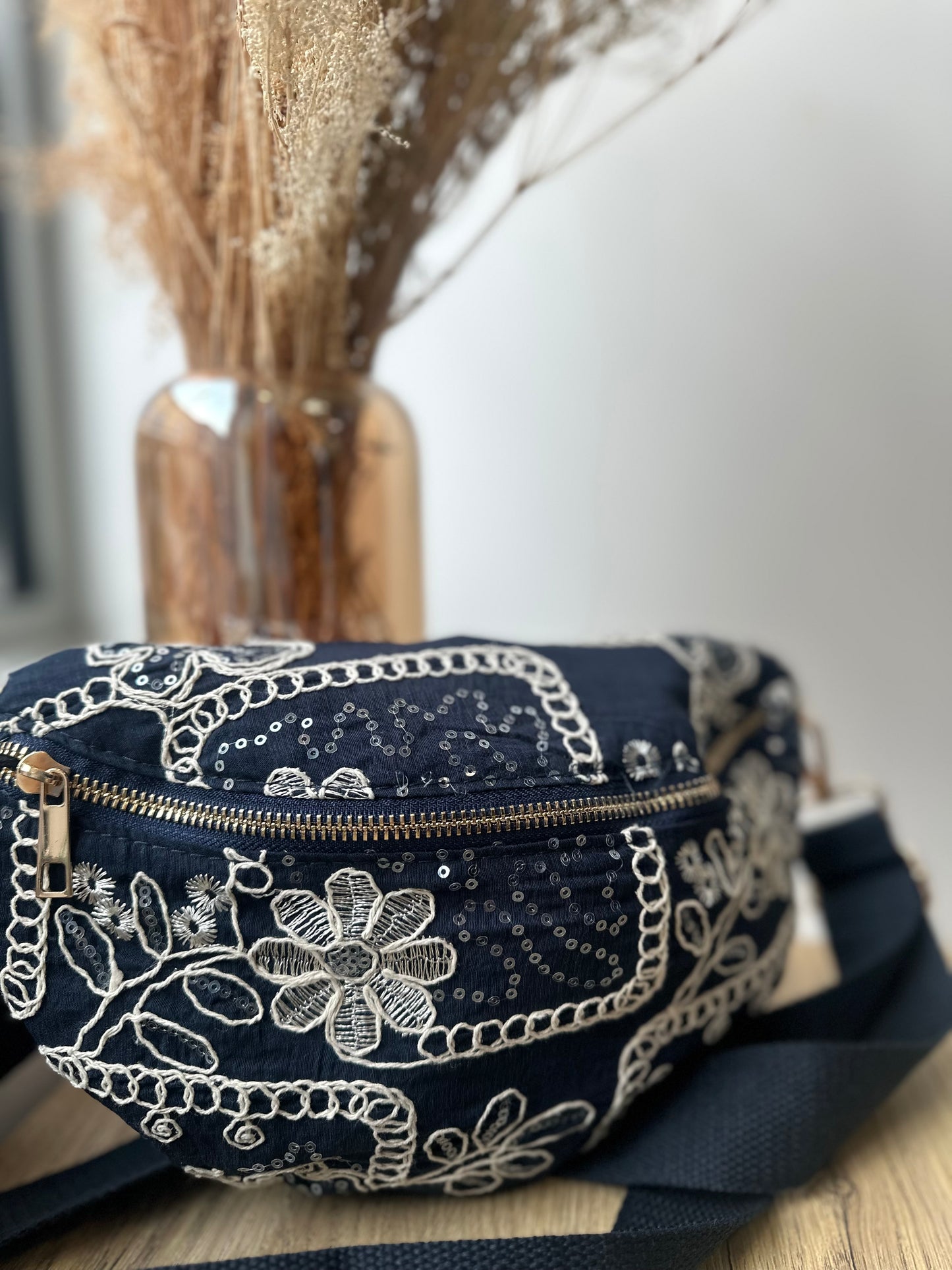 Banane brodée à motifs fleuris bleu