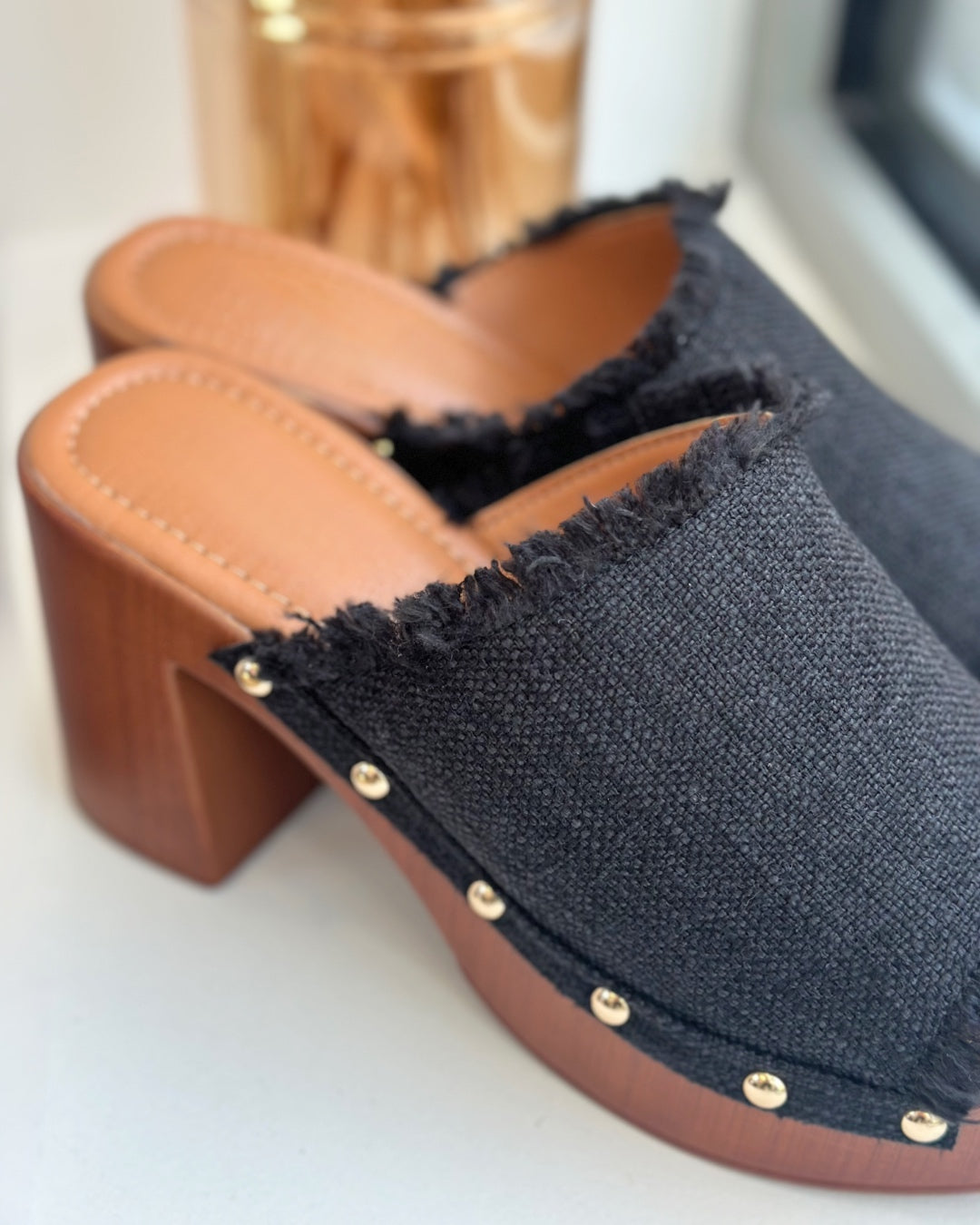 Sandales style sabots à talon en tissu