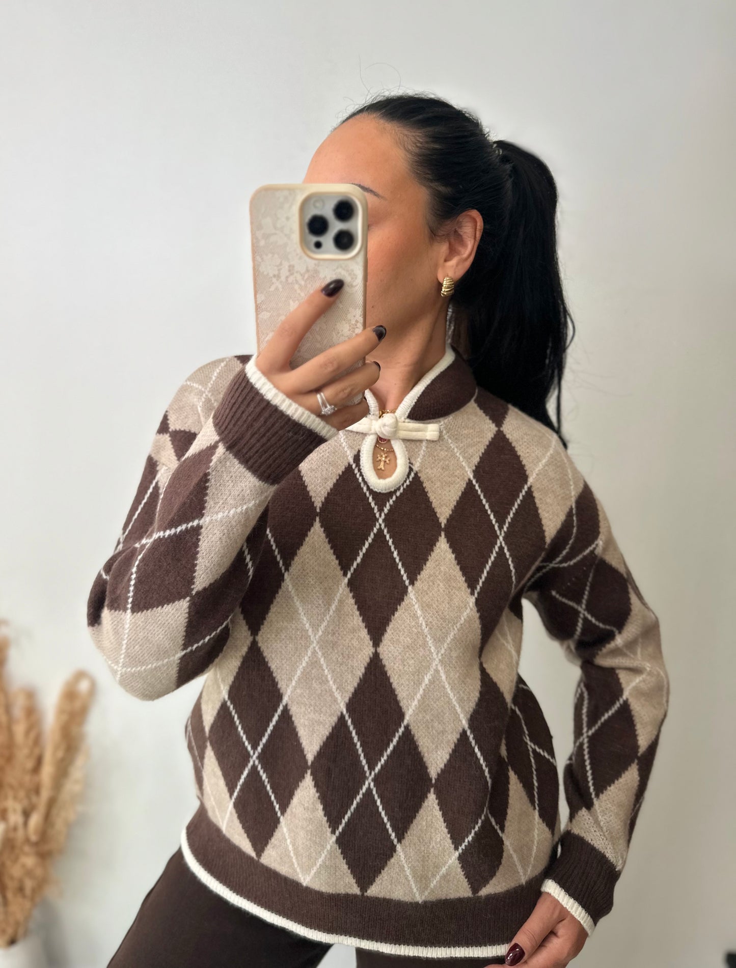 Pull losanges chocolat détail noeud au col