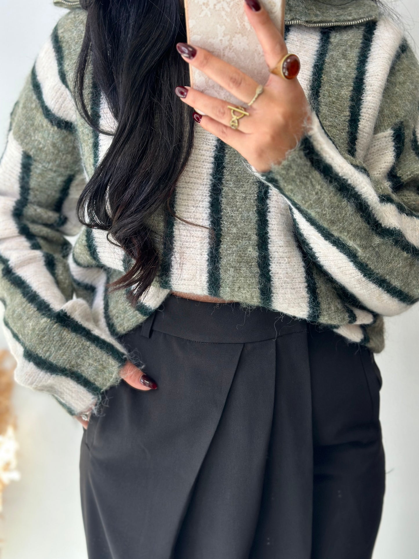 Pantalon noir fluide portefeuille à détails et plis