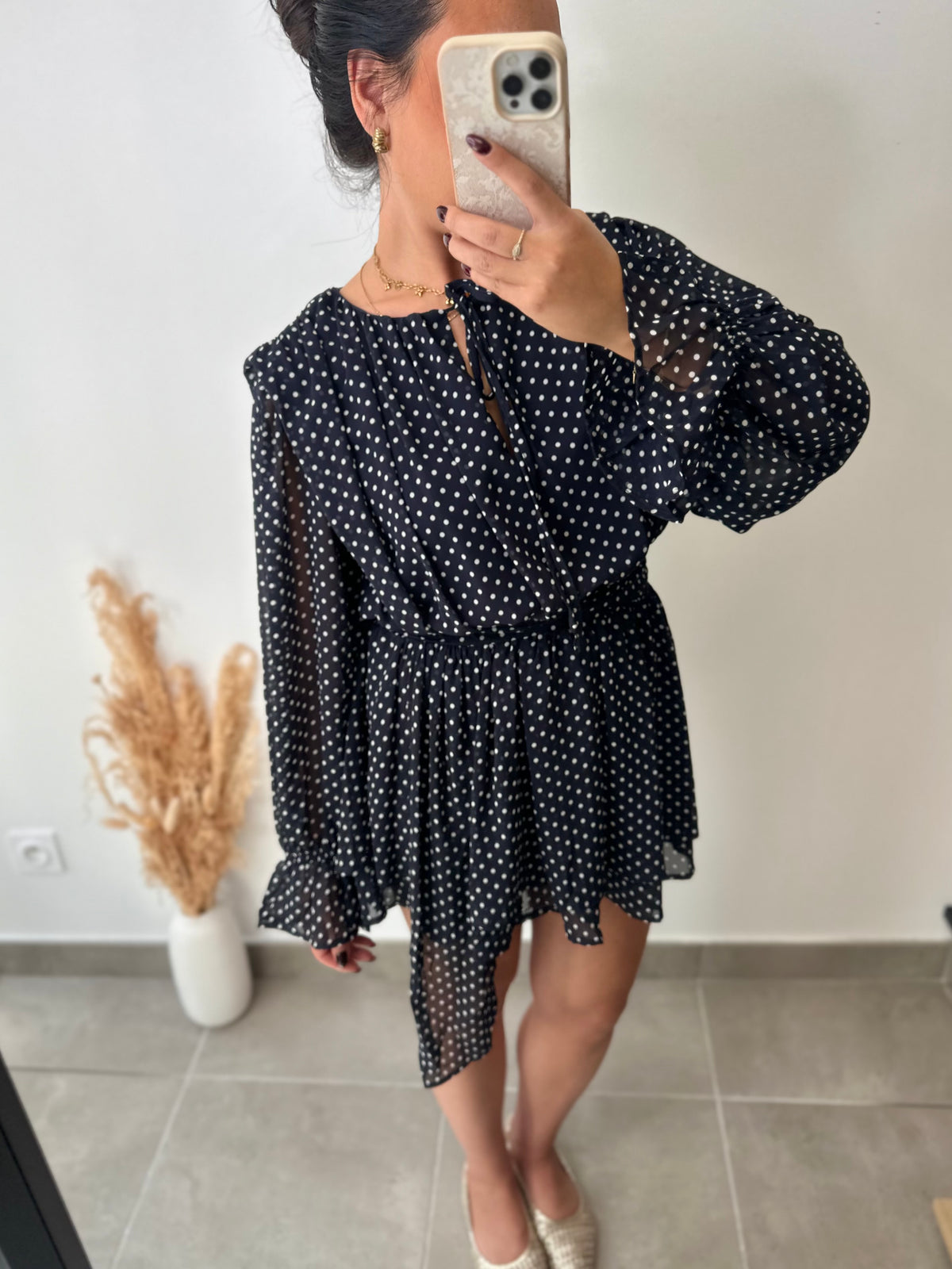 Robe marine à pois et volants