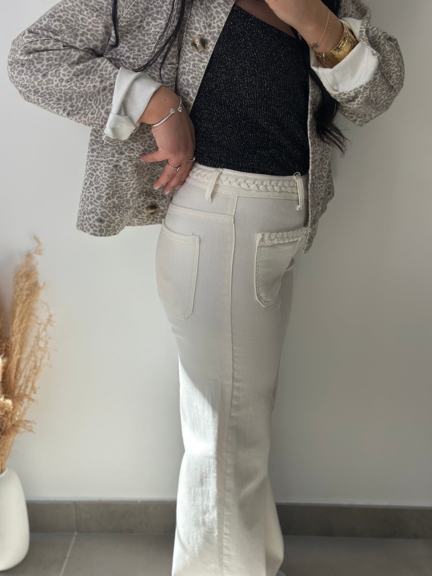 Jean couleur crème à détails tressés