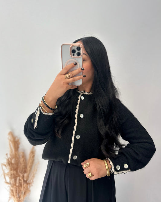 Gilet noir à encolures brodées - CARLA