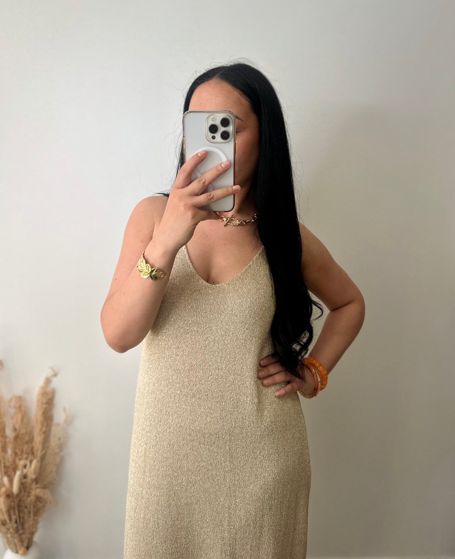 Robe longue dorée en maille à fente