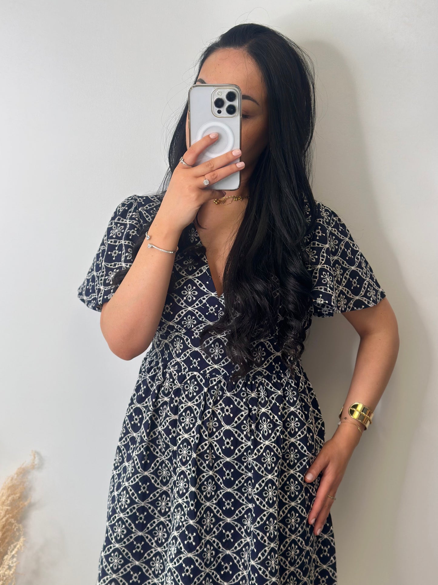 Robe marine marquée à la taille en broderie