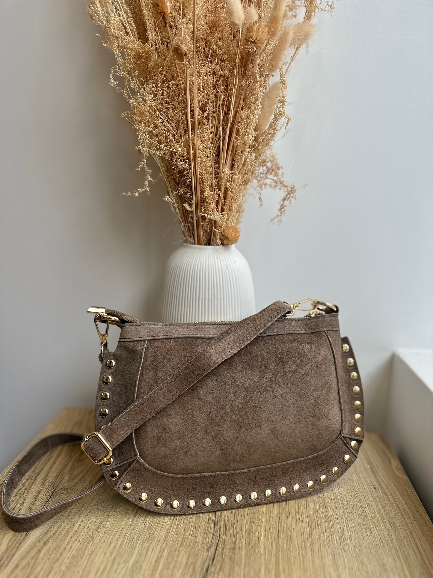 Sac banane rigide en cuir suédine taupe - LOUISE