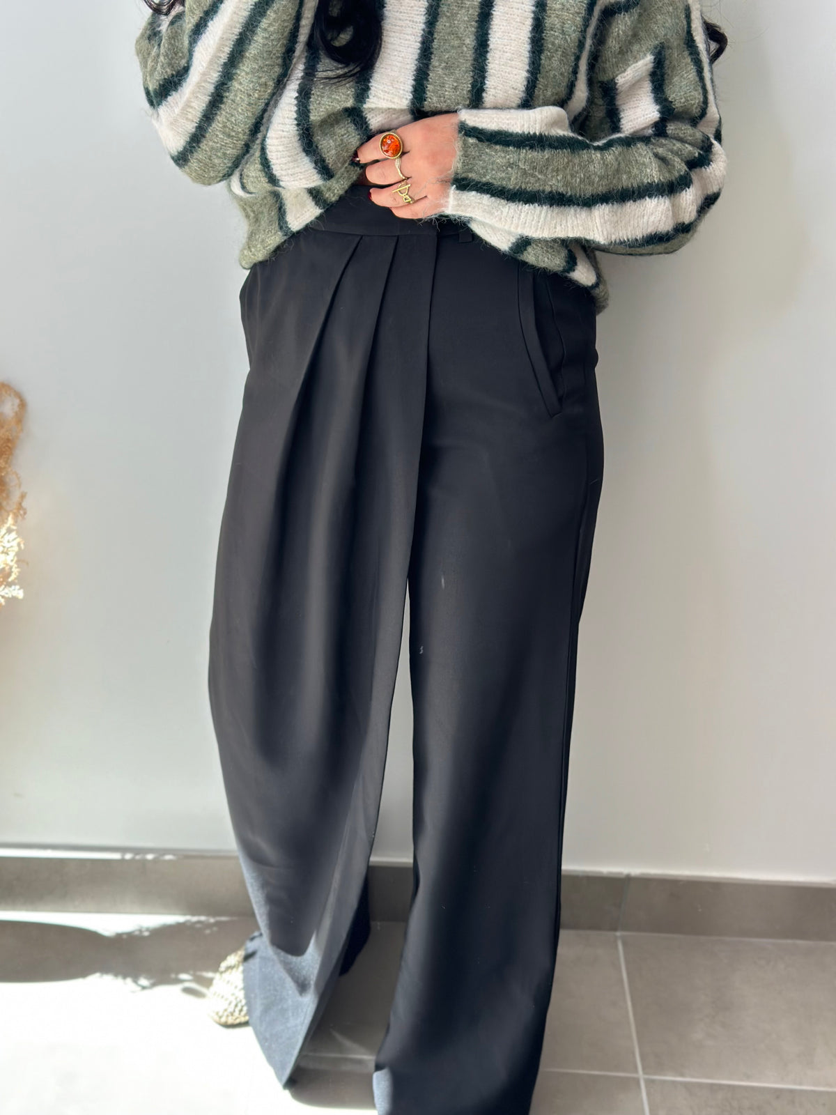 Pantalon noir fluide portefeuille à détails et plis