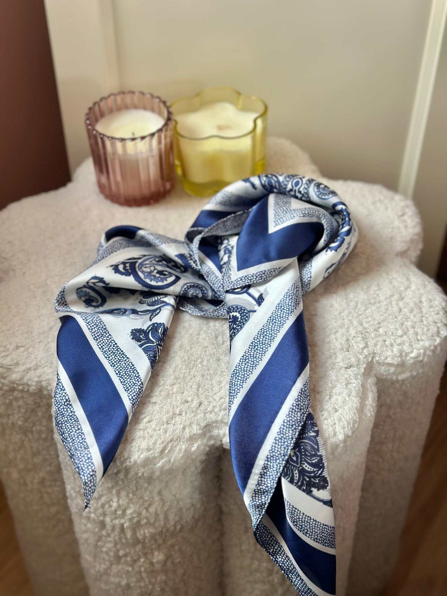 Carré de soie à motifs marine et blanc