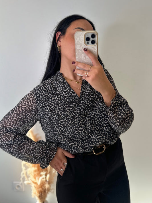Chemise motifs léopard grise col Mao à détails travaillés