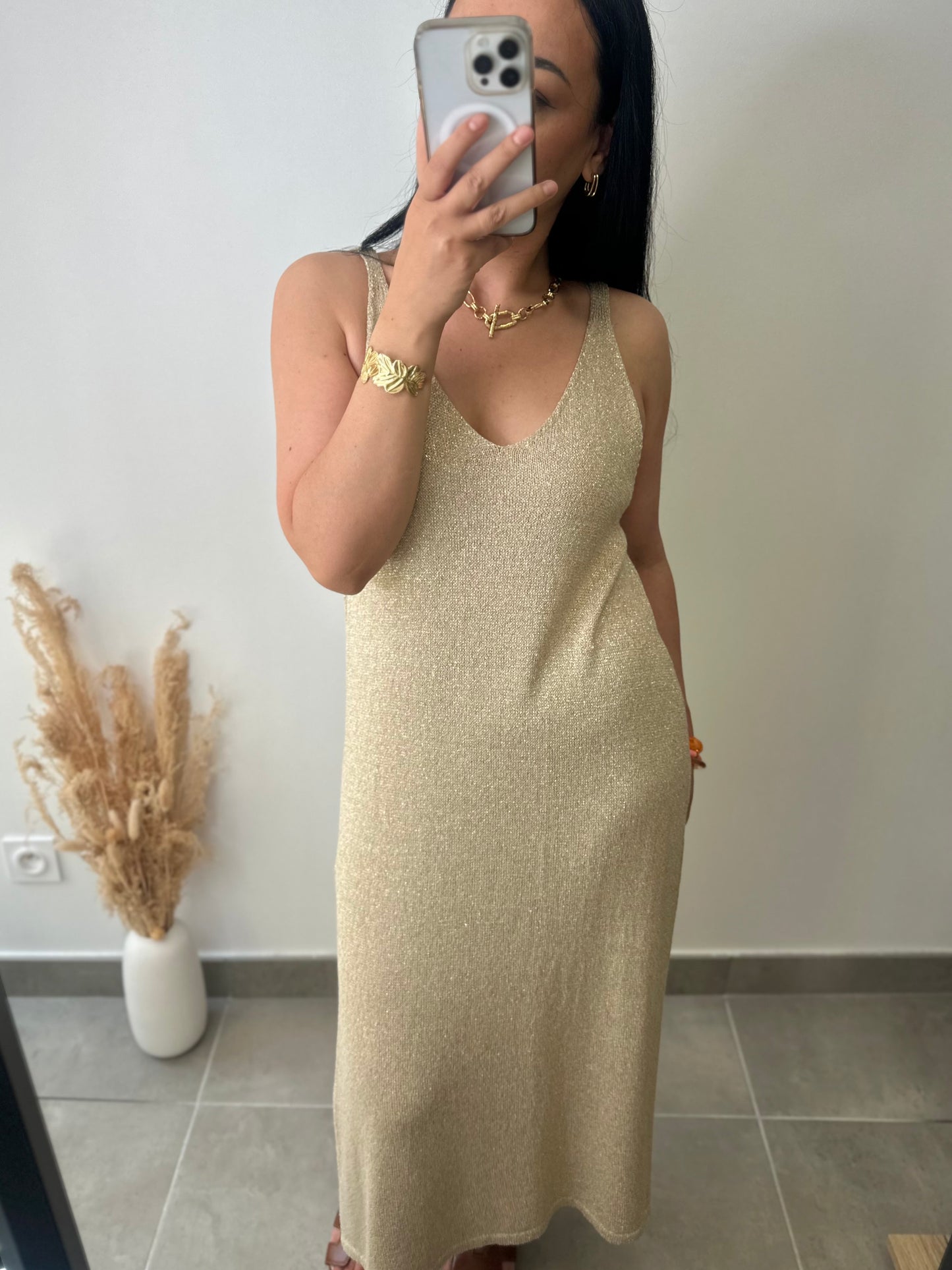 Robe longue dorée en maille à fente