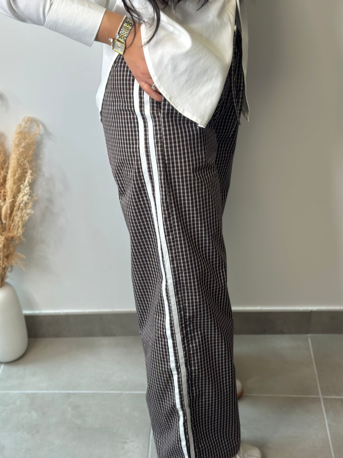 Pantalon fluide large à petit quadrillage marron et bande latérale