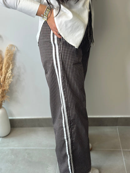 Pantalon fluide large à petit quadrillage marron et bande latérale
