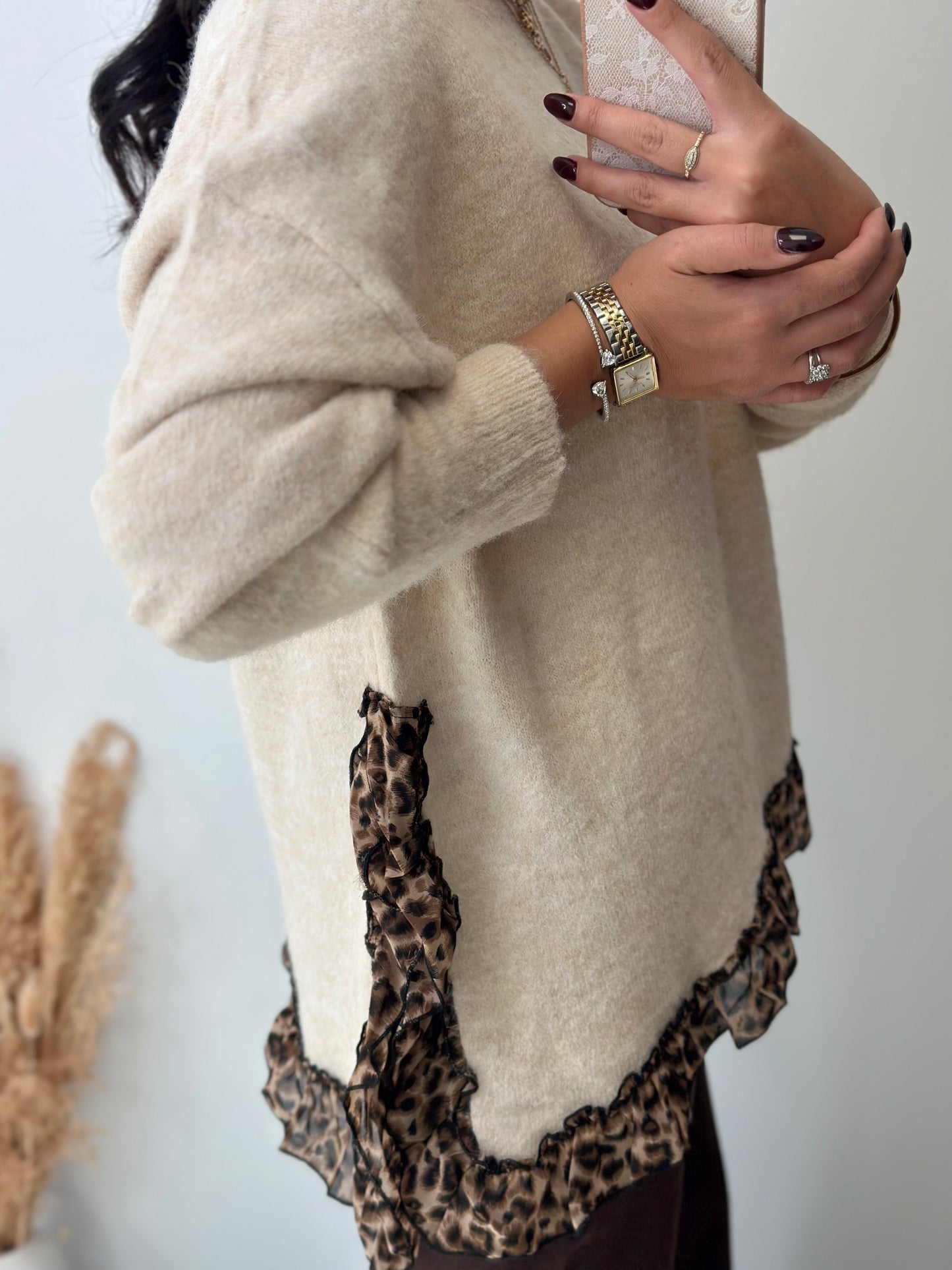 Pull crème à détails léopard asymétrique