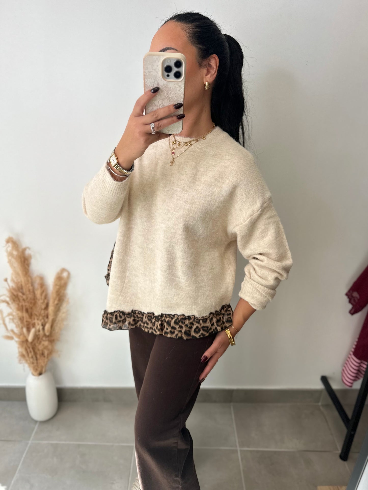 Pull crème à détails léopard asymétrique