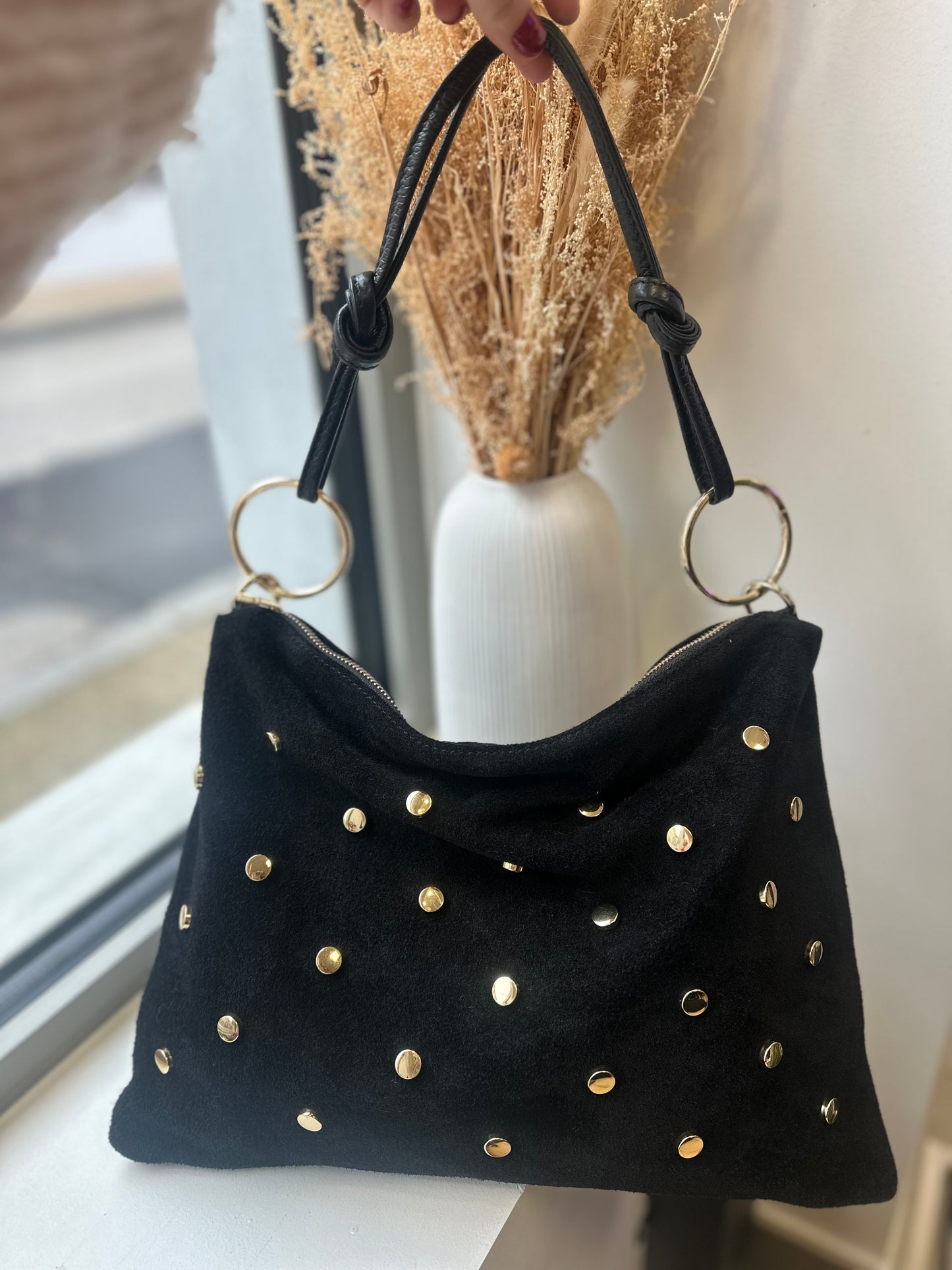 Sac en cuir à lanières et clous dorés