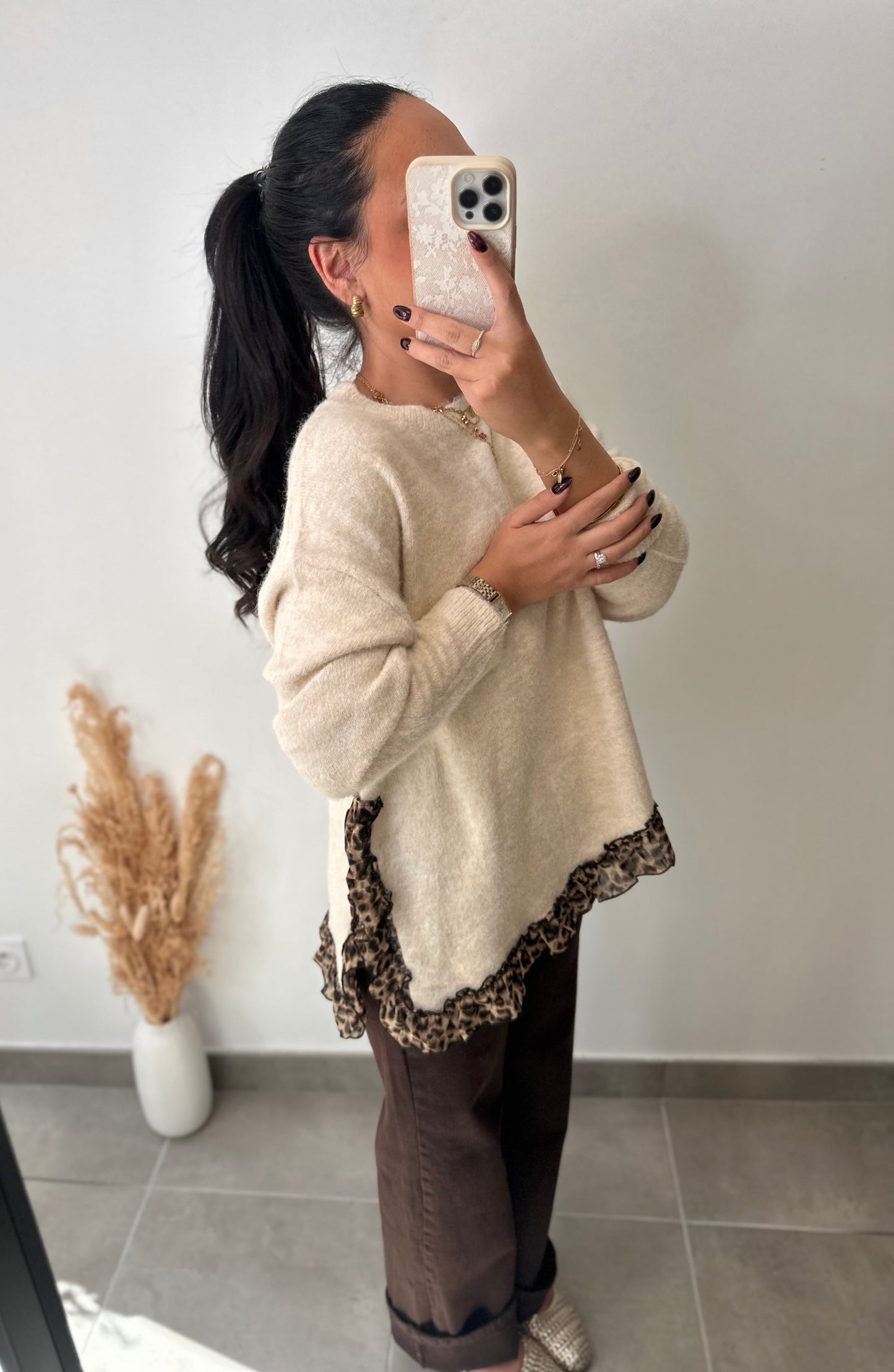 Pull crème à détails léopard asymétrique