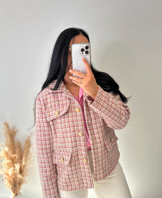Veste en tweed rose et boutons dorés