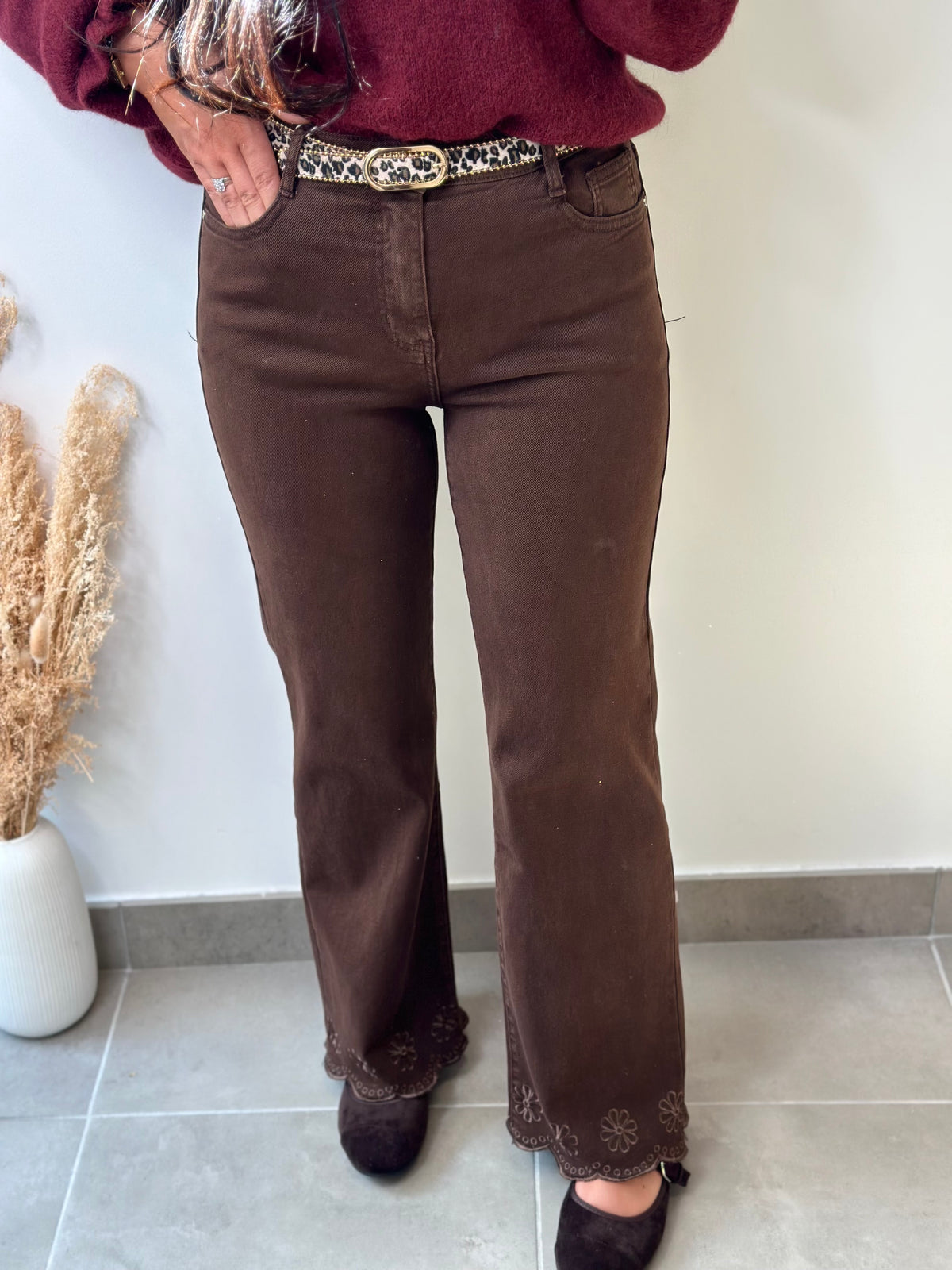 Jean marron coupe FLARE à broderies sur le bas