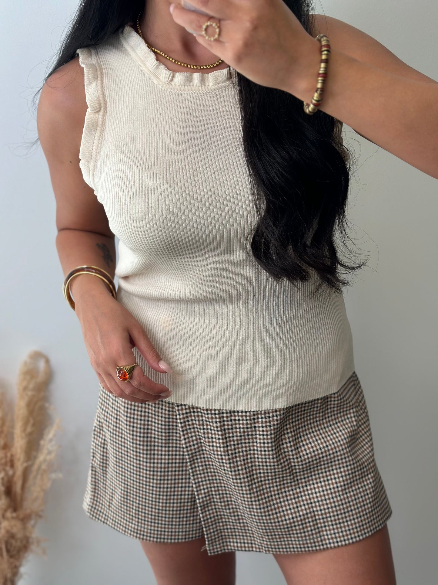 Top basique beige à volant