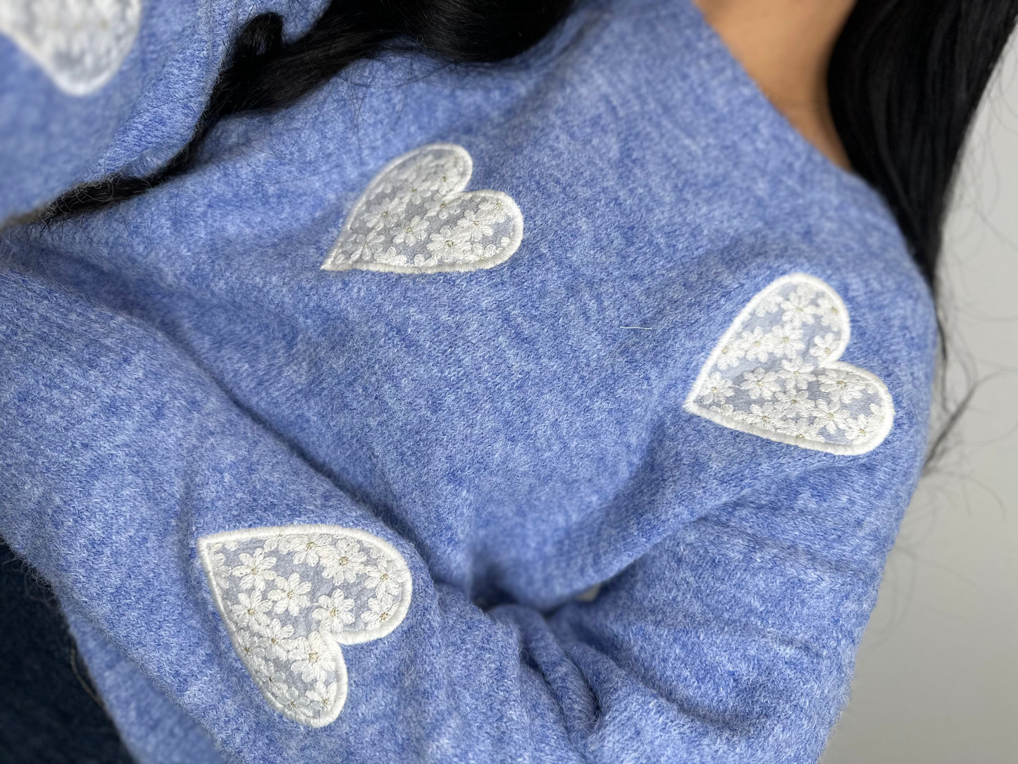 Pull bleu à cœur blanc - ROMANE