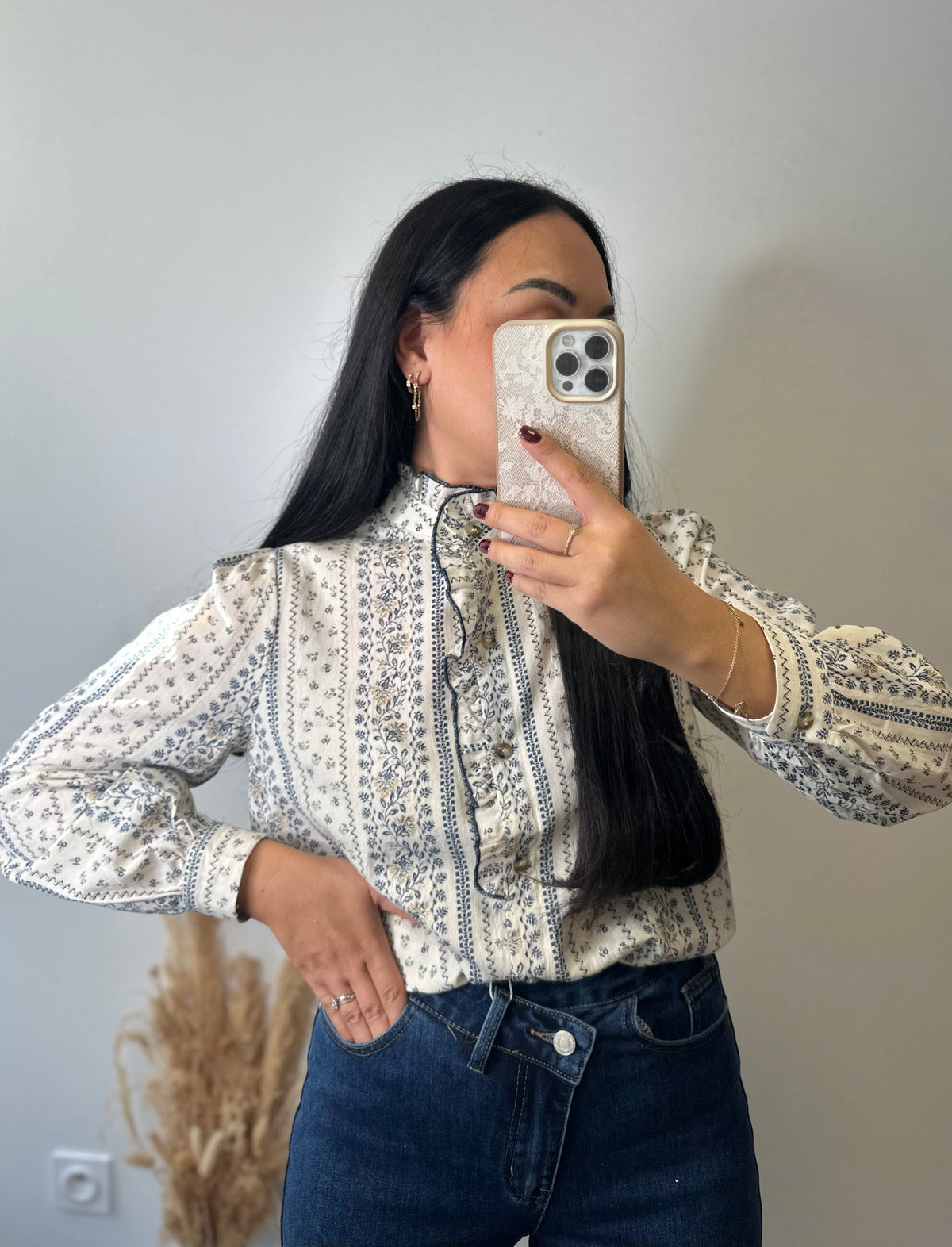 Chemise crème à fleurs bleu marine détails col travaillé